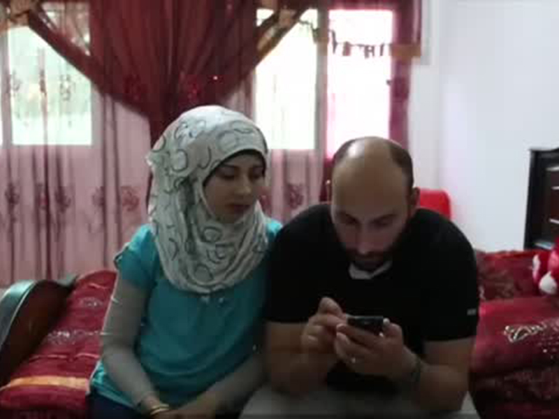 اضغط لمشاهدة الفيديو: حب عبر للحدود، وخطوبة عبر الواتساب!